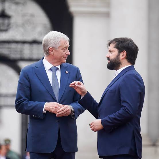 "Nos une Chile": Kast y Boric hacen gesto institucional y reconocen que son "rivales en las ideas"
