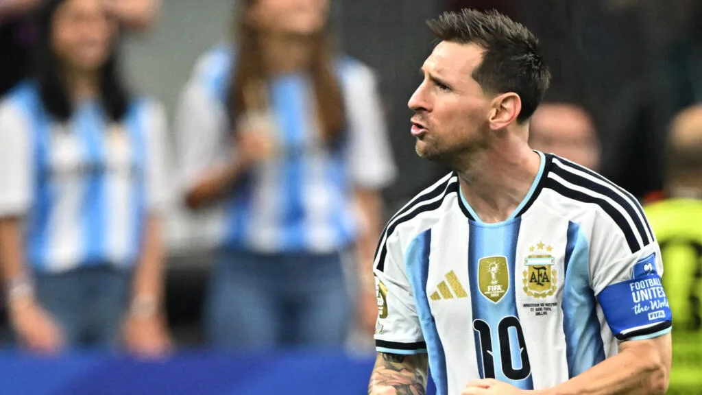 Messi hace historia nuevamente y asegura clasificación de Argentina