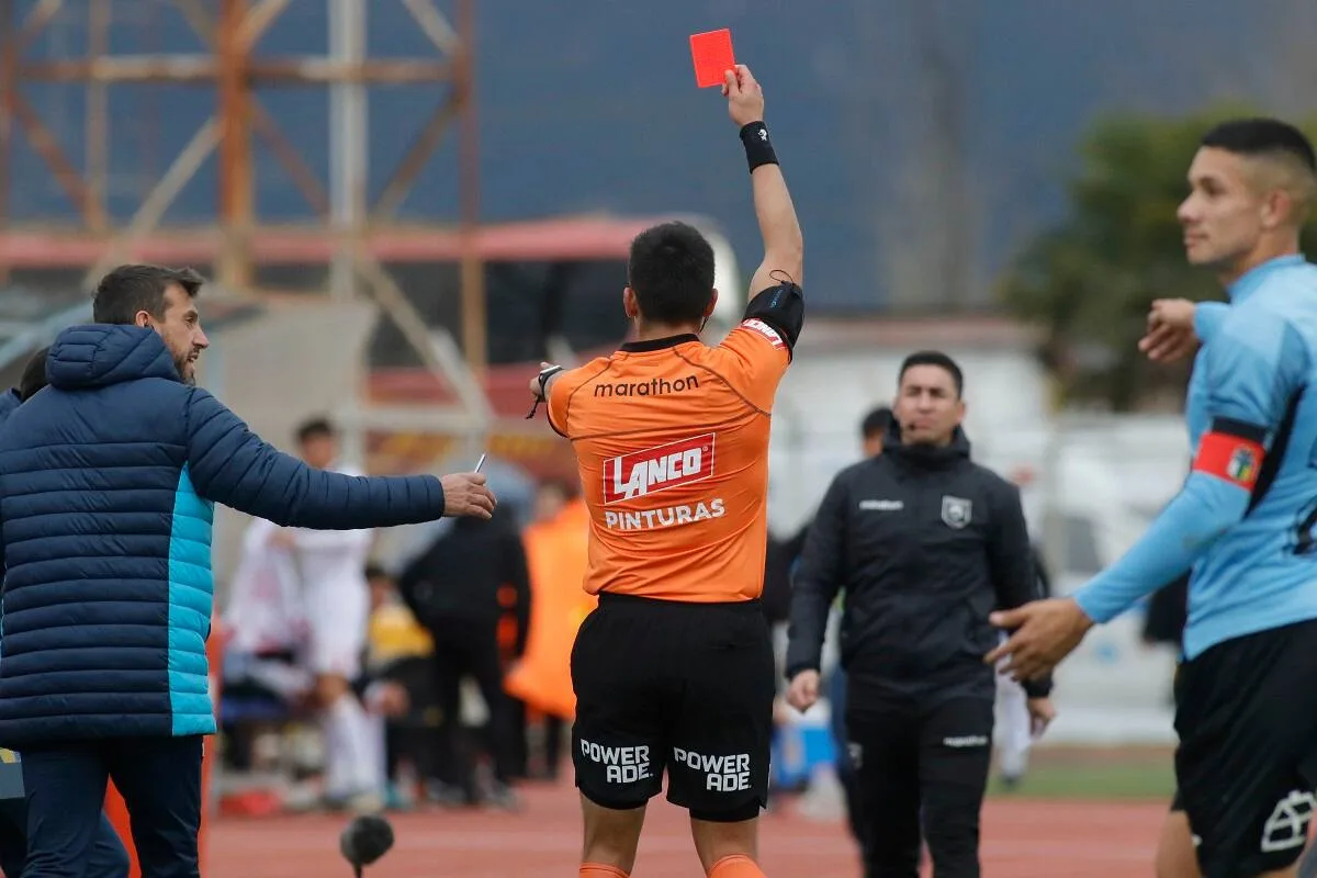 Roberto Tobar confirma que el arbitraje chileno aplicará los estrictos criterios del Mundial y descarta pausas de hidratación