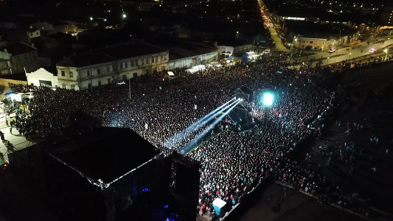 40 mil personas celebraron el inicio de los 30 años del Carnaval de Invierno junto a Los Bunkers