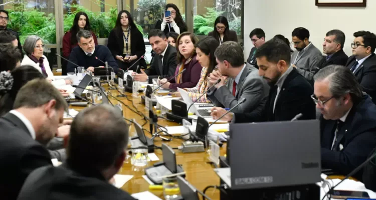En medio de abandonos y fuertes tensiones: Comisión Mixta despacha la "Megarreforma" al Congreso