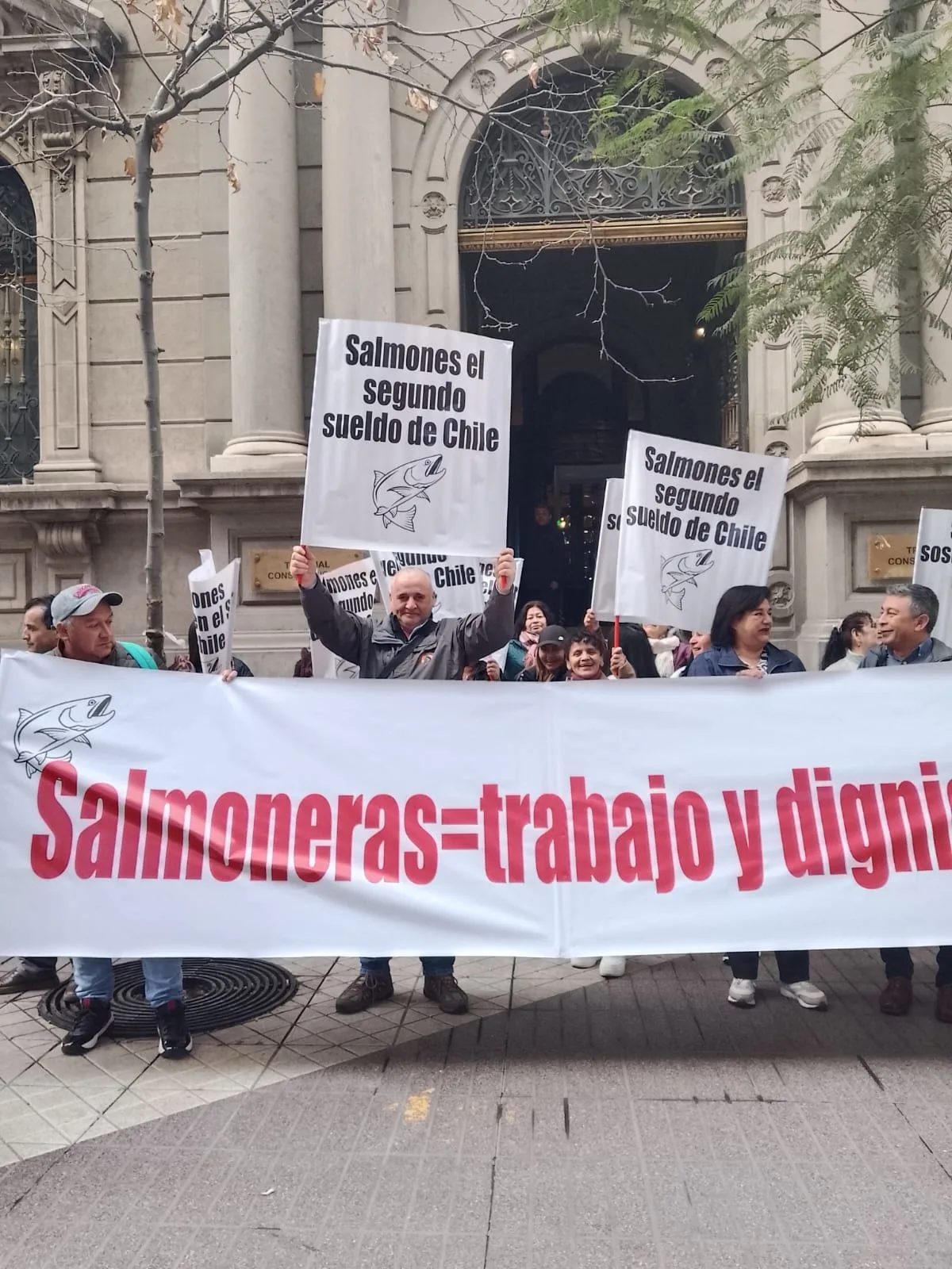 Trabajadores salmoneros del sur citan a reunión para defender su industria frente a las ONG
