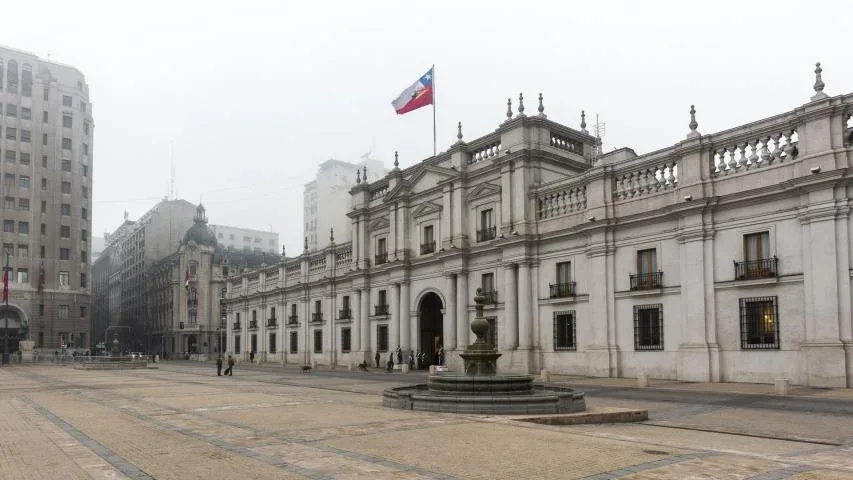 La Moneda en zona crítica: Aprobación presidencial se desploma al 30% y desaprobación llega al 58%