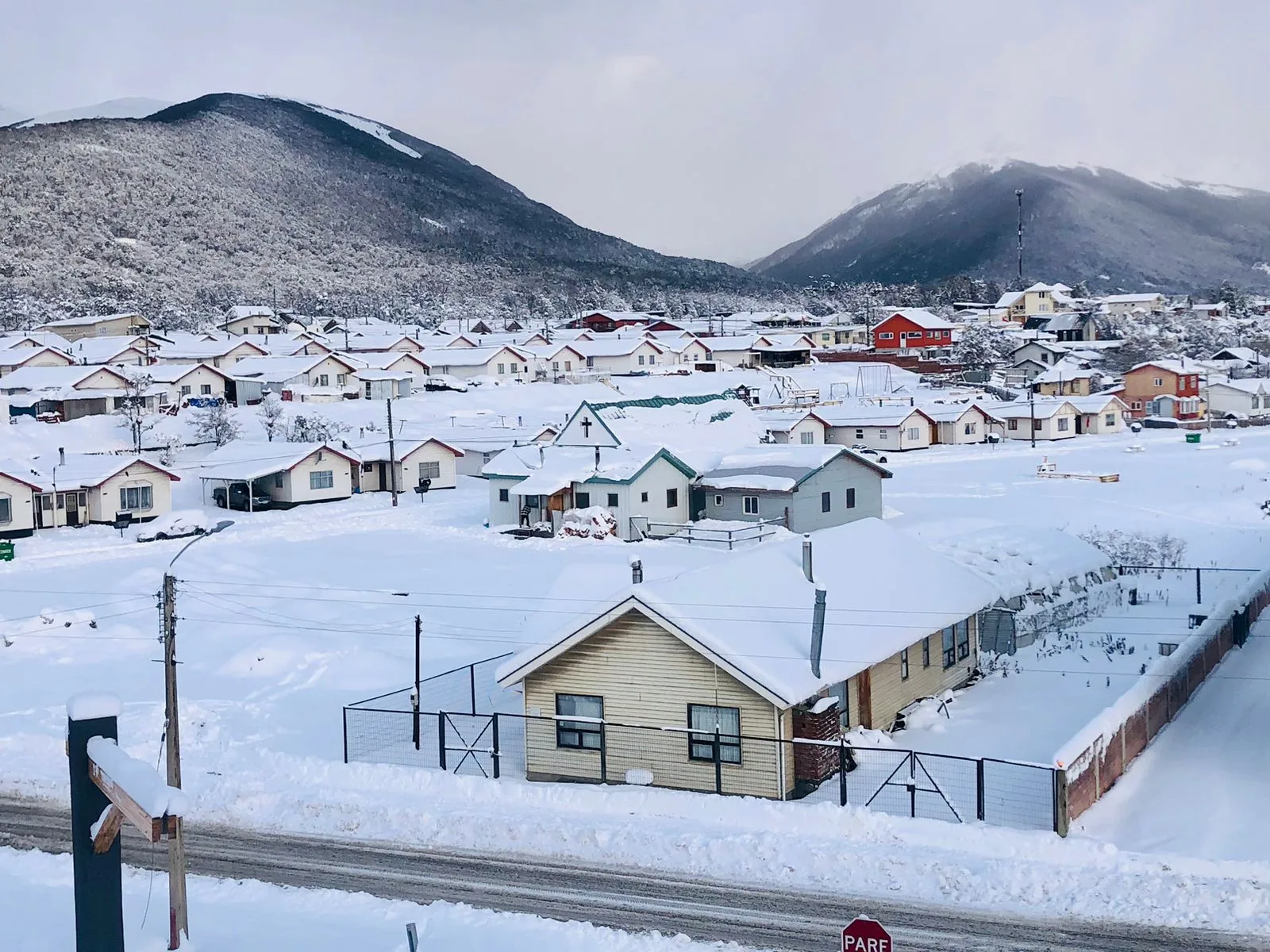 Intensa nevada en Puerto Williams altera conectividad aérea y obliga a trabajos de despeje en rutas