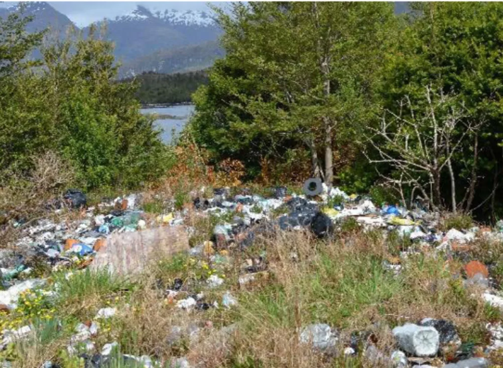 La belleza de Puerto Edén se eclipsa con la isla de la basura (Por Salvador Miranda)
