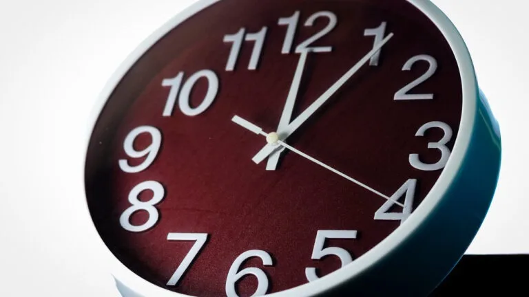 ¿No más cambio de hora? Presentan proyecto para dejar horarios permanentes en Chile