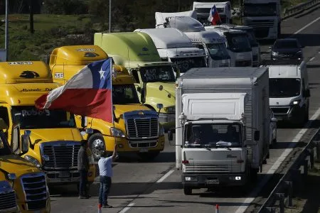 «Ya no es posible soportar nuevas alzas»: Camioneros exigen plan de contingencia y se proyecta subida de $110 del diésel