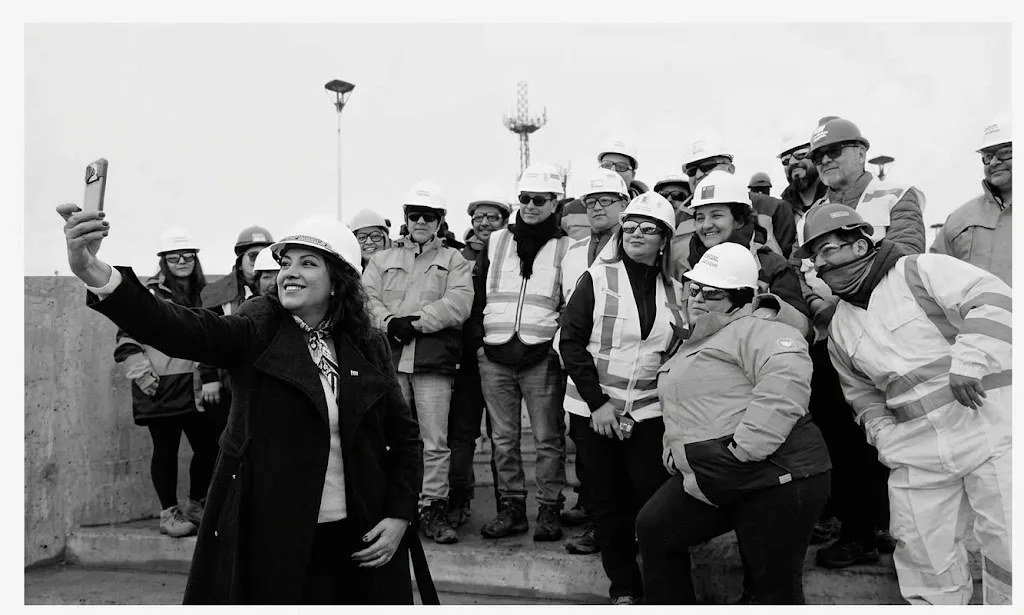 La “selfie” de los 1.700 empleos: Triunfalismo y desconexión ante la angustia del desempleo