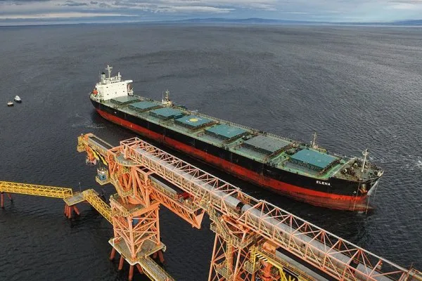 Buscan invertir US$80 millones para reactivar muelle en Isla Riesco como puerto de carga