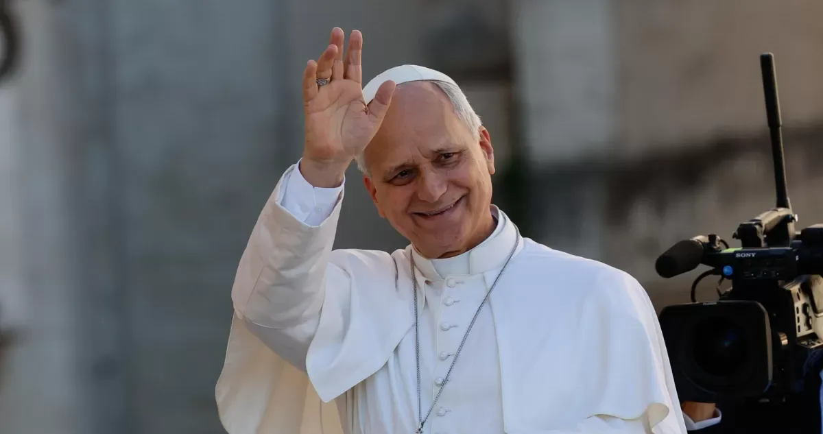 Papa León XIV recibe el alta hospitalaria tras operación por cáncer pulmonar y regresa al Vaticano
