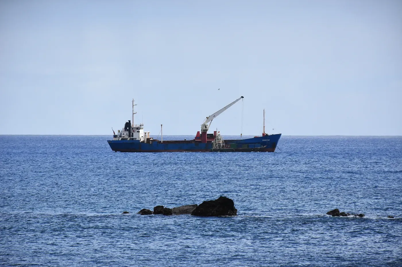 Trasciende que Argentina evaluaría interceptar y multar a buque chileno rumbo a Malvinas/Falkland