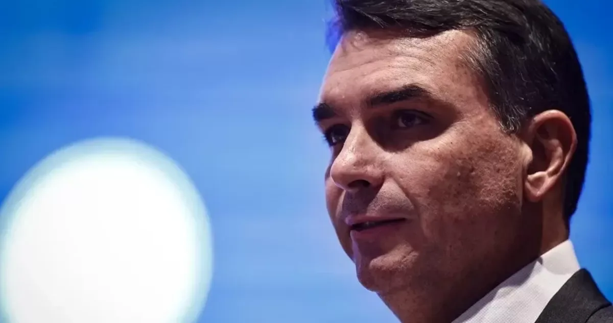 Flávio Bolsonaro se declara "presidente electo de Brasil" tras huir a EE. UU. y denunciar fraude