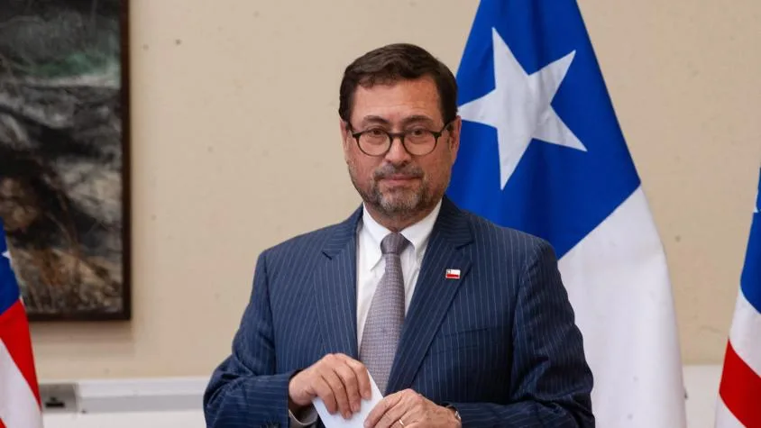 Canciller en Punta Arenas: "La libre navegación está resguardada por los tratados vigentes"