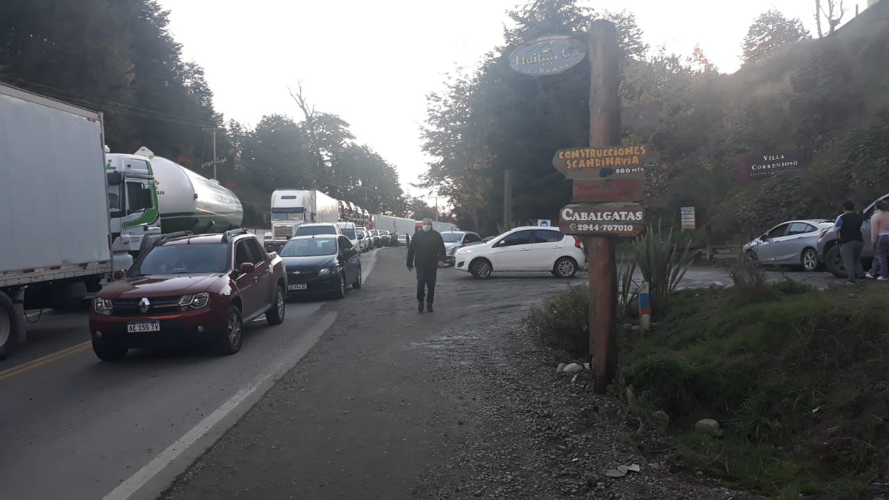 Escala la violencia en Cardenal Samoré: insultos, agresiones y contrapiquete entre vecinos argentinos y camioneros chilenos