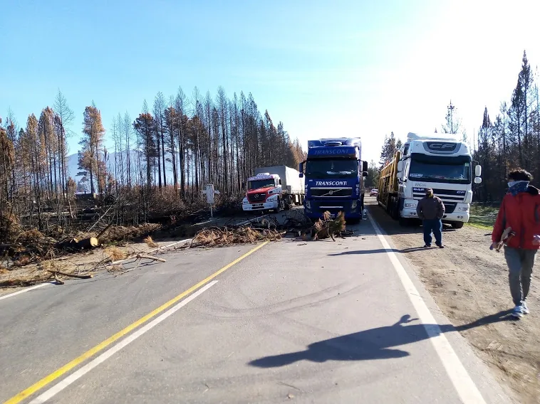 Camioneros chilenos en la Argentina: por quinto día continúan varados cerca de El Bolsón