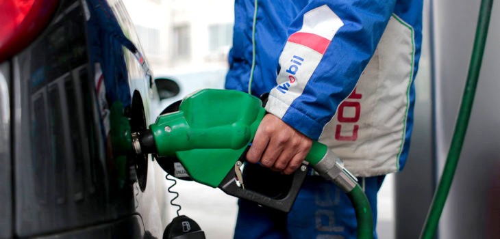 Medidas del Gobierno de Piñera disminuirían el precio pero no detendrán la constante alza del valor de los combustibles
