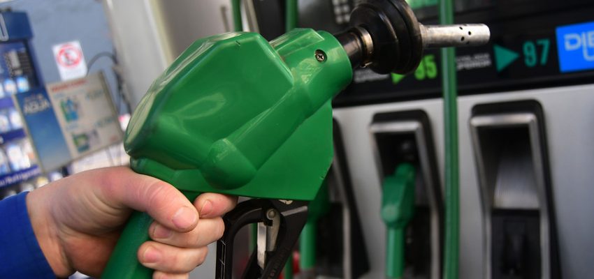 Este jueves bajarían precios de bencinas luego del anuncio de modificaciones al Mepco