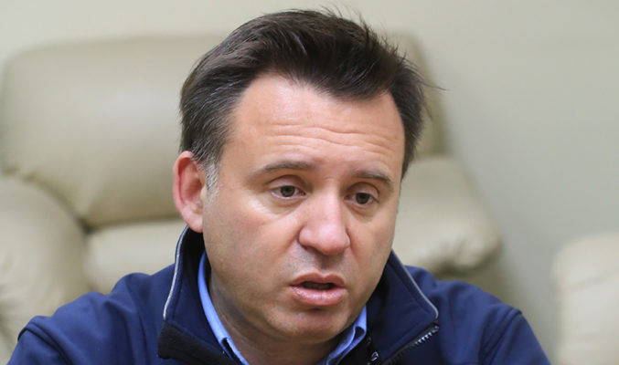 Alcalde Radonich explica que el viento cambió y por eso se vuelan los techos de las viviendas nuevas: Vecinos reaccionan con indignación en Redes Sociales