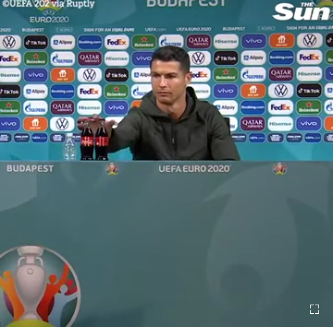 "Agua. Coca Cola no", la frase de Cristiano que le costó USD 4000 millones a Coca Cola