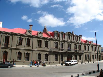 En reunión privada equipos del Gobernador Regional Jorge Flíes y de intendenta Jennifer Rojas coordinarán tema edificio y acto de asunción de nueva autoridad