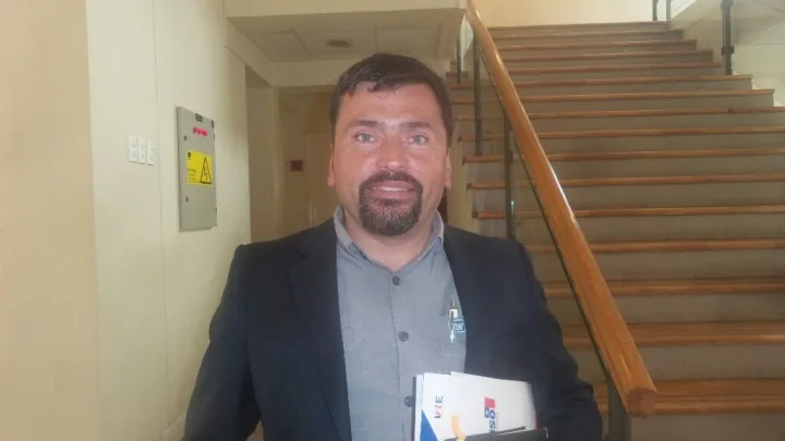 Ordenan arresto del aún alcalde de Timaukel, Marcos Martic, por no pago de sueldos a funcionaria despedida en pleno embarazo