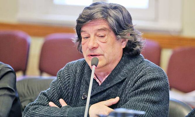 Pacientes y amigos del suspendido psiquiatra Juan Vukusich presionan por solución enviando carta al Ministro Paris
