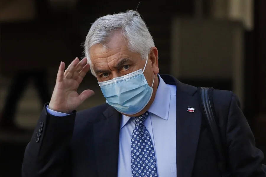 Ministro de Salud, Enrique Paris, dijo sentirse agotado y que le duelen las críticas de la gente