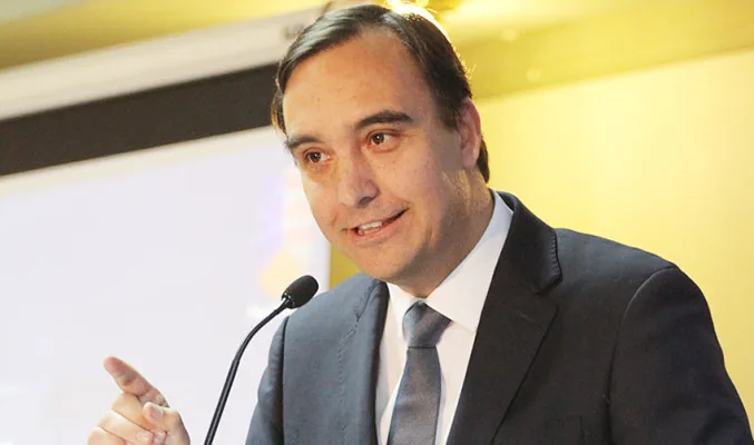 Gobernador regional Jorge Flies y las salmoneras: "Van a tener que responder a su responsabilidad social, que es insuficiente"