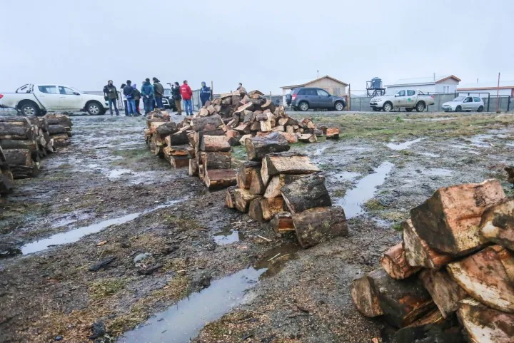 ¡Intolerable! Postergan entrega de leña a más de tres mil vecinos de sectores periurbanos para el final del invierno