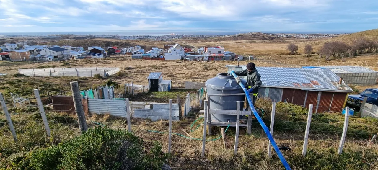 Finalmente comenzó la distribución de Agua Potable a vecinos de sectores periurbanos de Punta Arenas