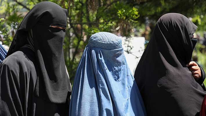 Las estrictas prohibiciones para las mujeres bajo el régimen talibán que se tomó el poder en Afganistán