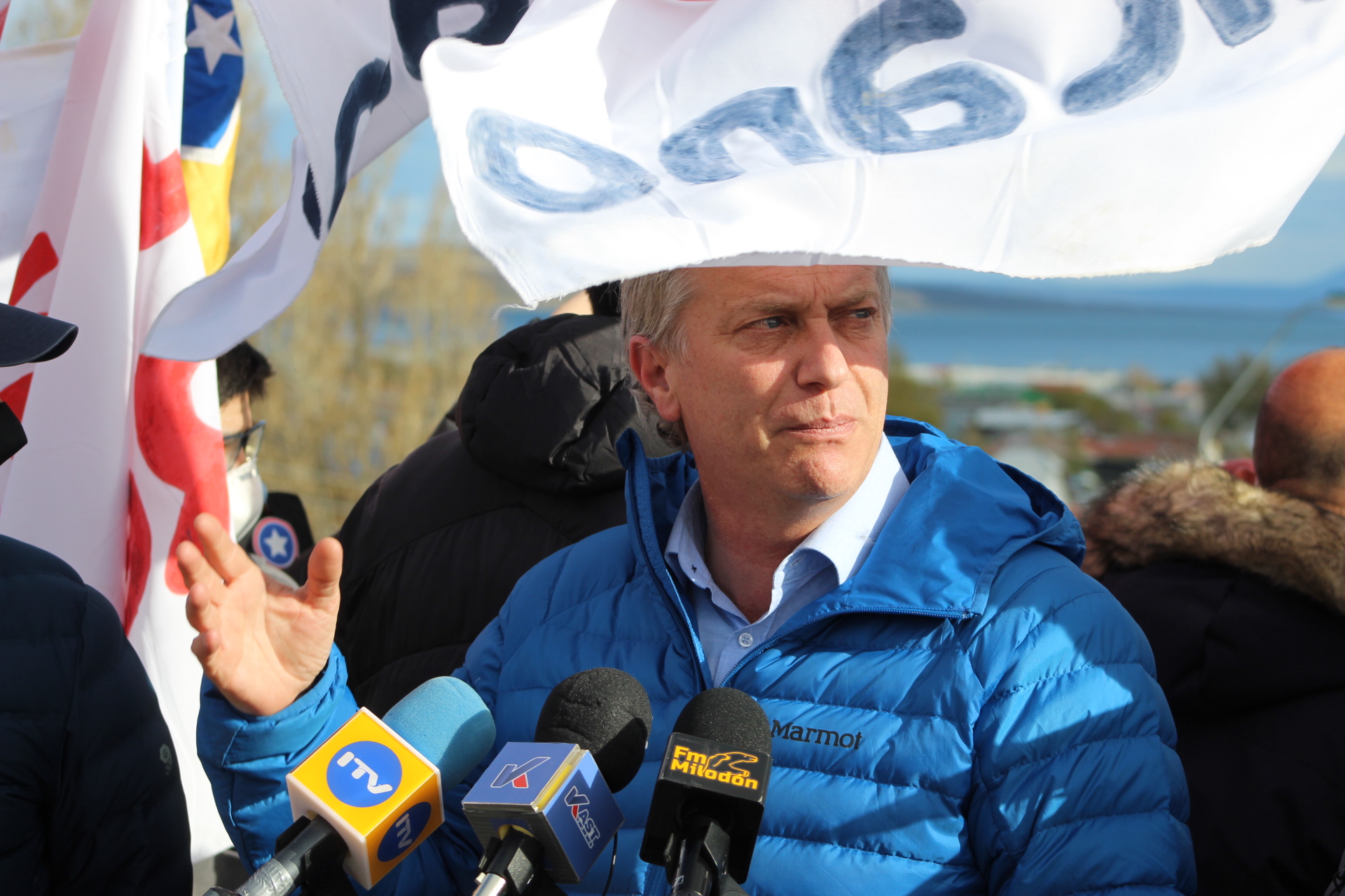 Kast quiso alentar a su tropa en Puerto Natales y el acto terminó en un caos