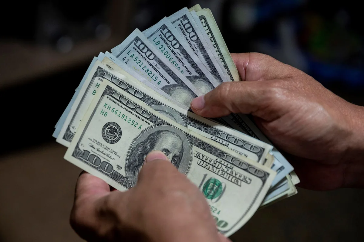 Dólar llega a $805 y alcanza su mayor nivel en las últimas 52 semanas