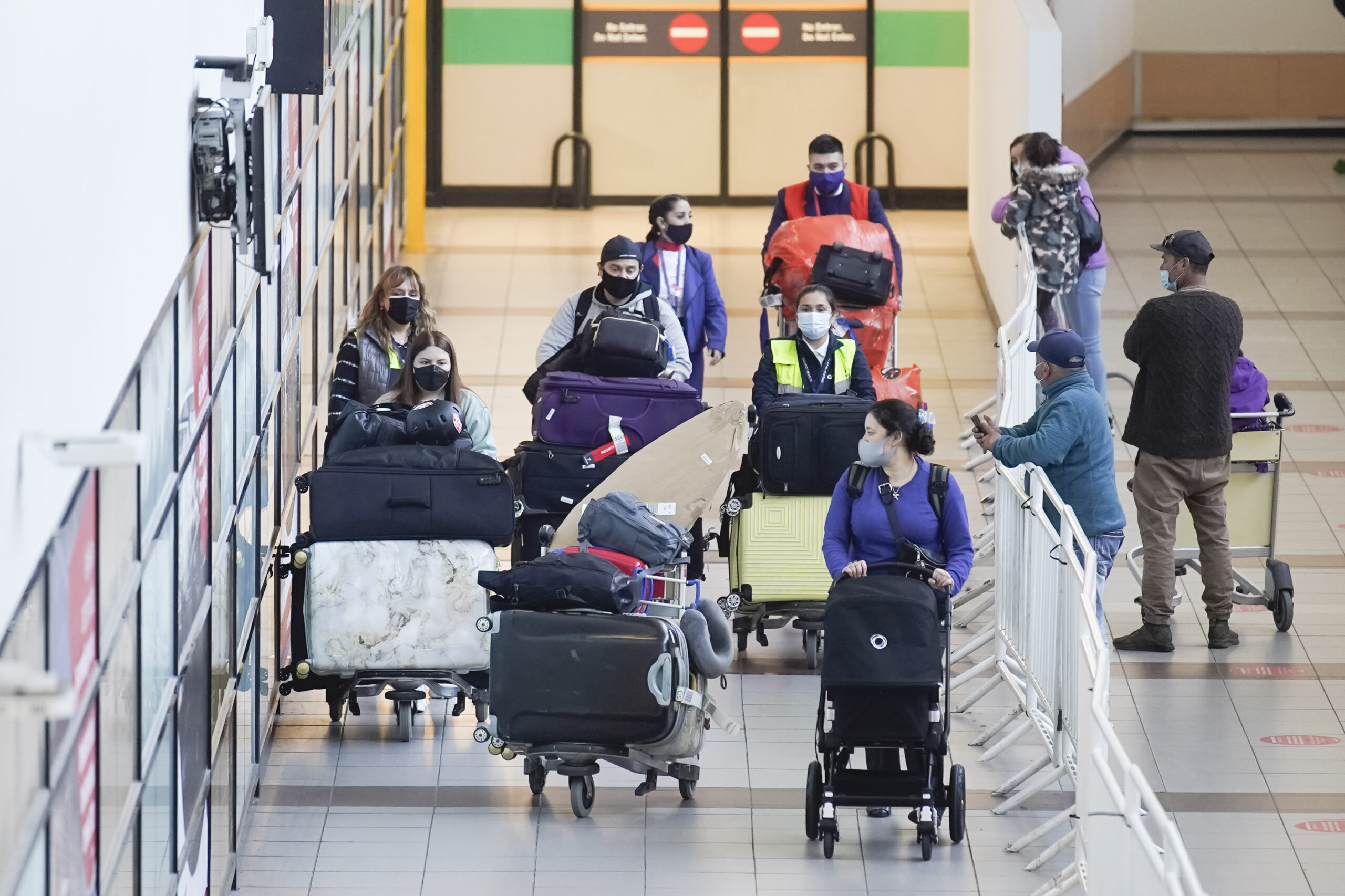 Gobierno abre frontera a extranjeros vacunados desde el 1 de octubre, baja cuarentena a 5 días y se terminan hoteles de tránsito