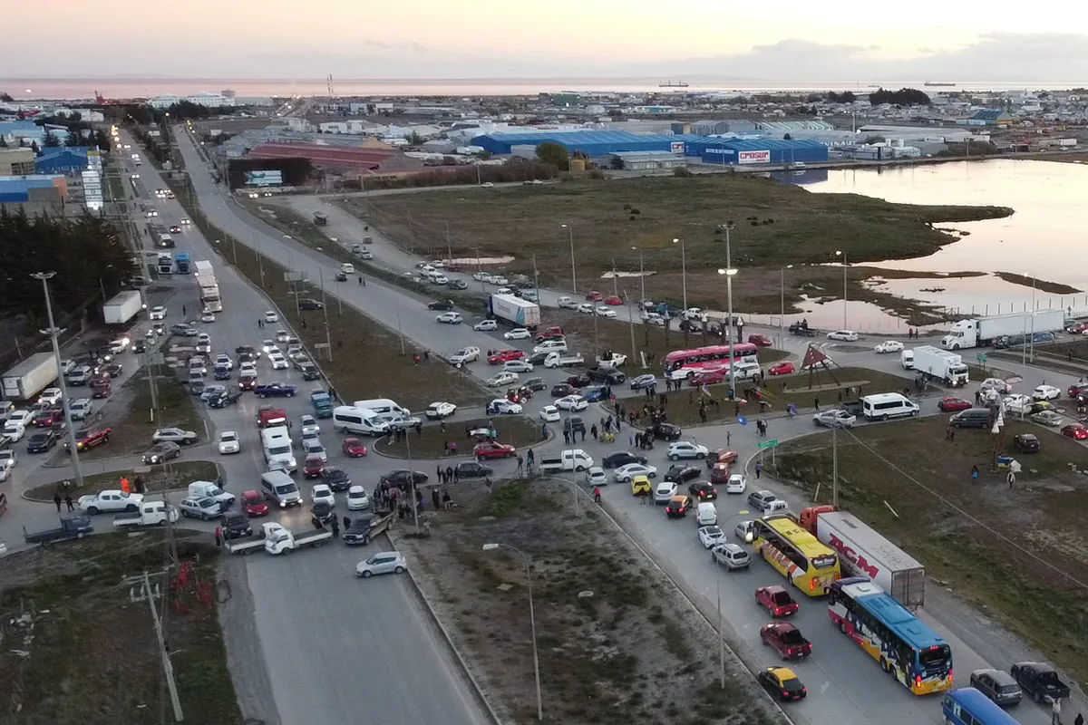 Mientras parlamentarios buscan soluciones al alza de combustibles, delegación presidencial no gestiona ingresos ni salidas de Punta Arenas por motivos de Salud