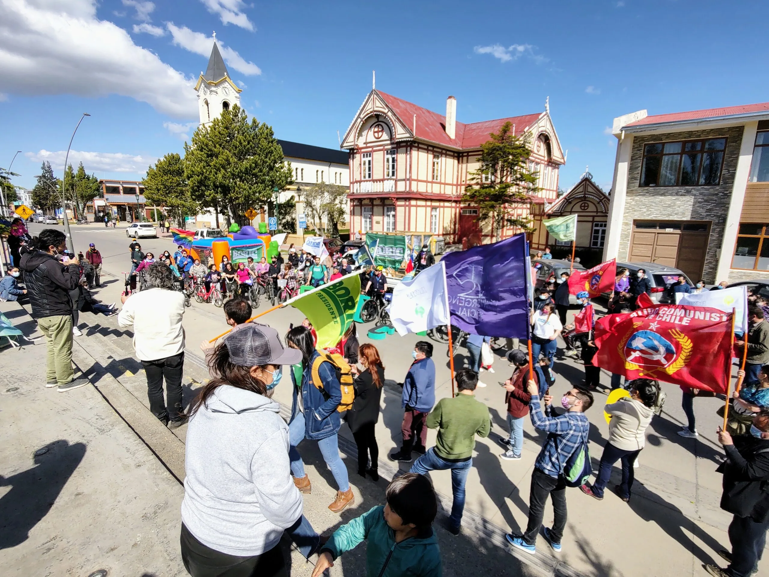 Con bicicleteada, música y encendidos discursos comenzó la campaña por Boric en Natales