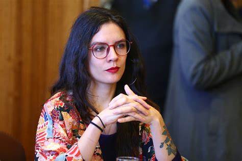 Ministra Vallejo afirma que no se van a lograr mejores pensiones "rascándose con sus propias uñas"