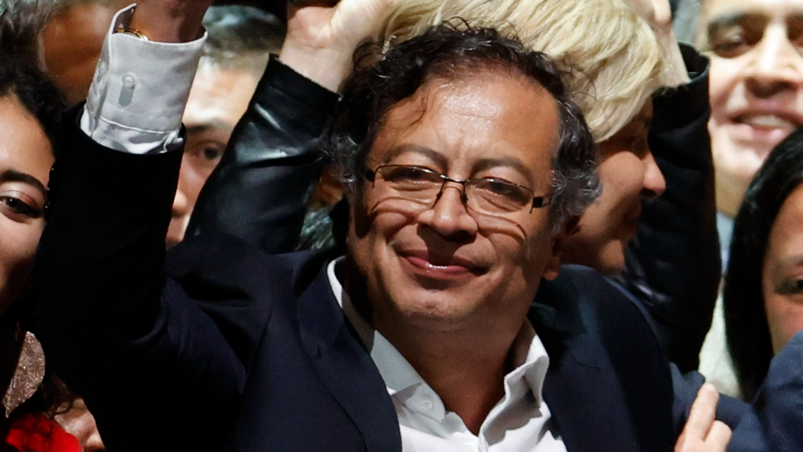 Colombia recibe al primer gobierno izquierdista en su historia con la promesa de alcanzar la paz