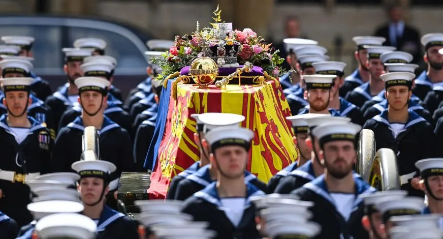 Con lágrimas, estricto luto y entre multitudes: Lo que dejó el funeral de la Reina Isabel II