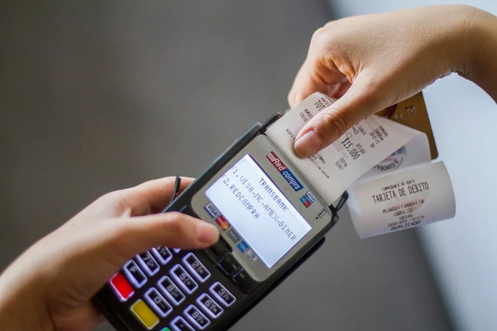 Denuncian que Transbank cobra dinero extra y sin aviso a clientes por cada litro de bencina