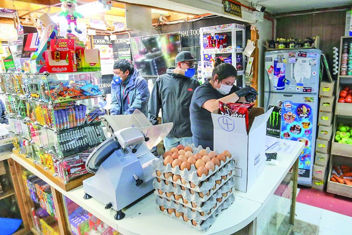 Ministro Marcel espera freno de alzas en precios de combustibles y alimentos tras la baja del dólar