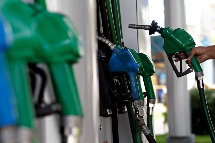 Enap anuncia que valores de combustibles bajarán sus precios desde este jueves