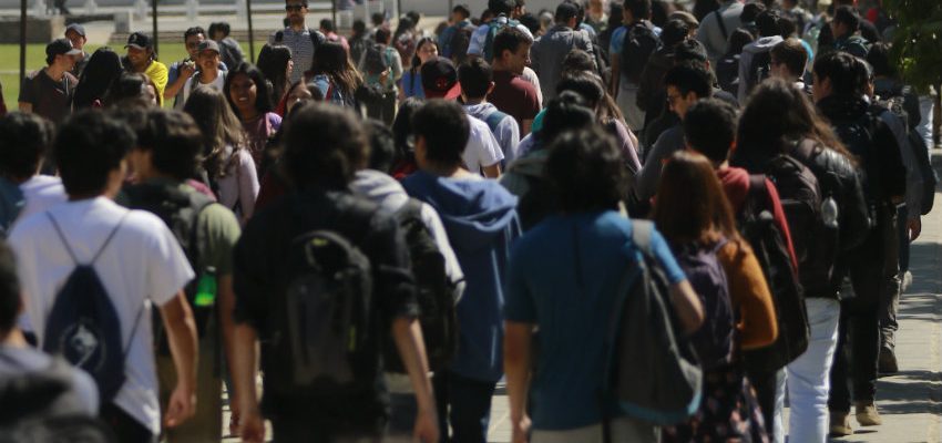 Encuesta Injuv: Jóvenes están interesados en la política, tienen mirada crítica sobre inmigración y poca identificación religiosa