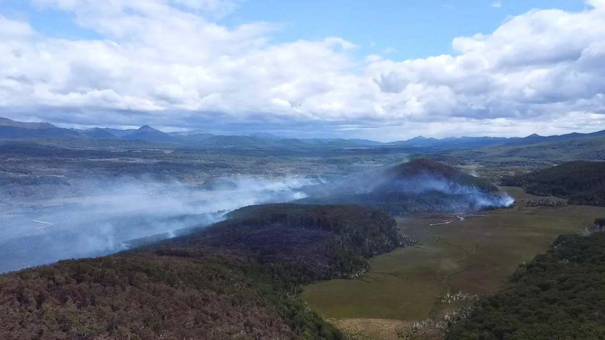 Incendio en Tierra del Fuego por el lado argentino tiene "un comportamiento extremo" según autoridades