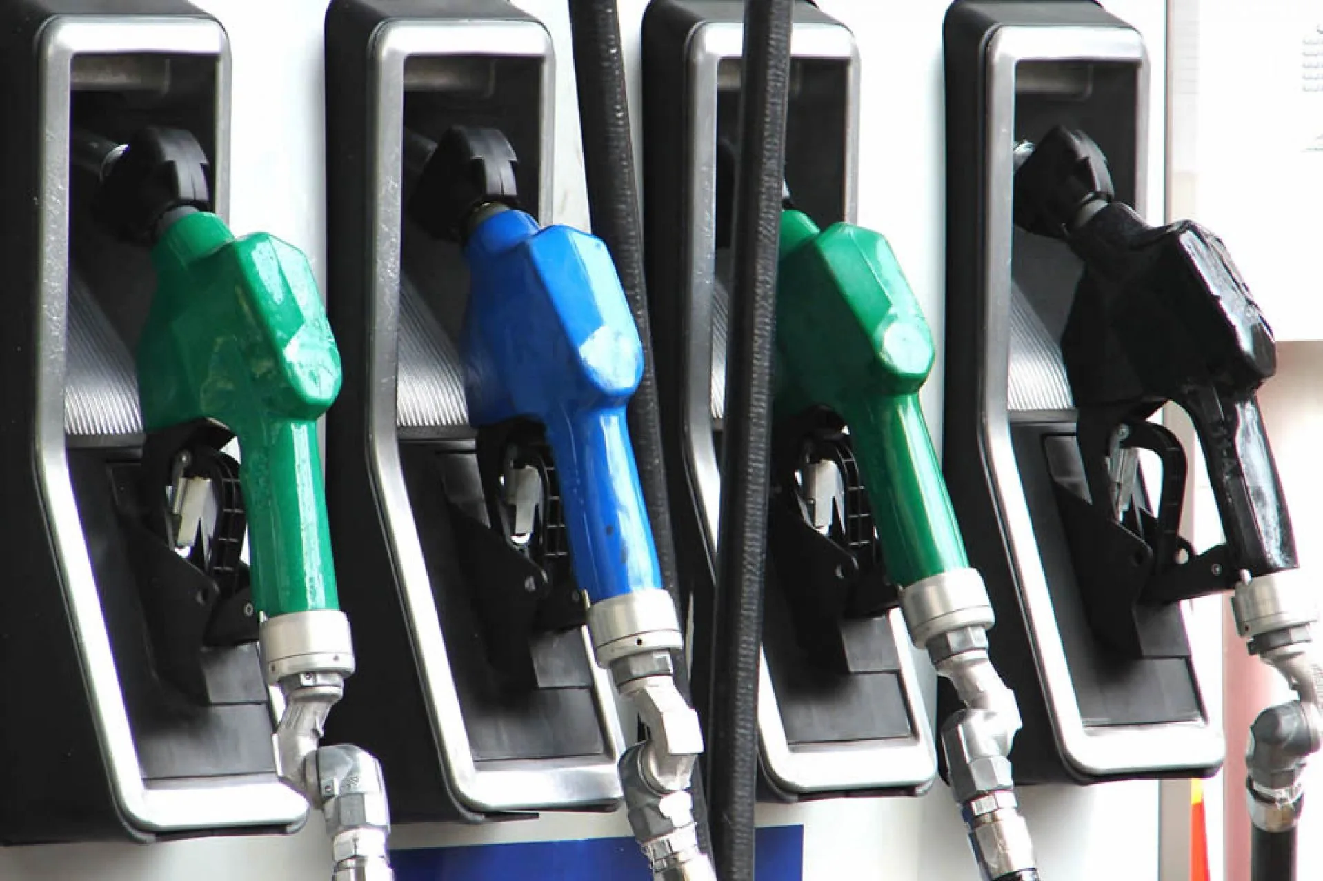 Combustibles bajan por octava semana consecutiva: Diesel y bencinas de 93 y 97 octanos disminuyen en 9,2 pesos