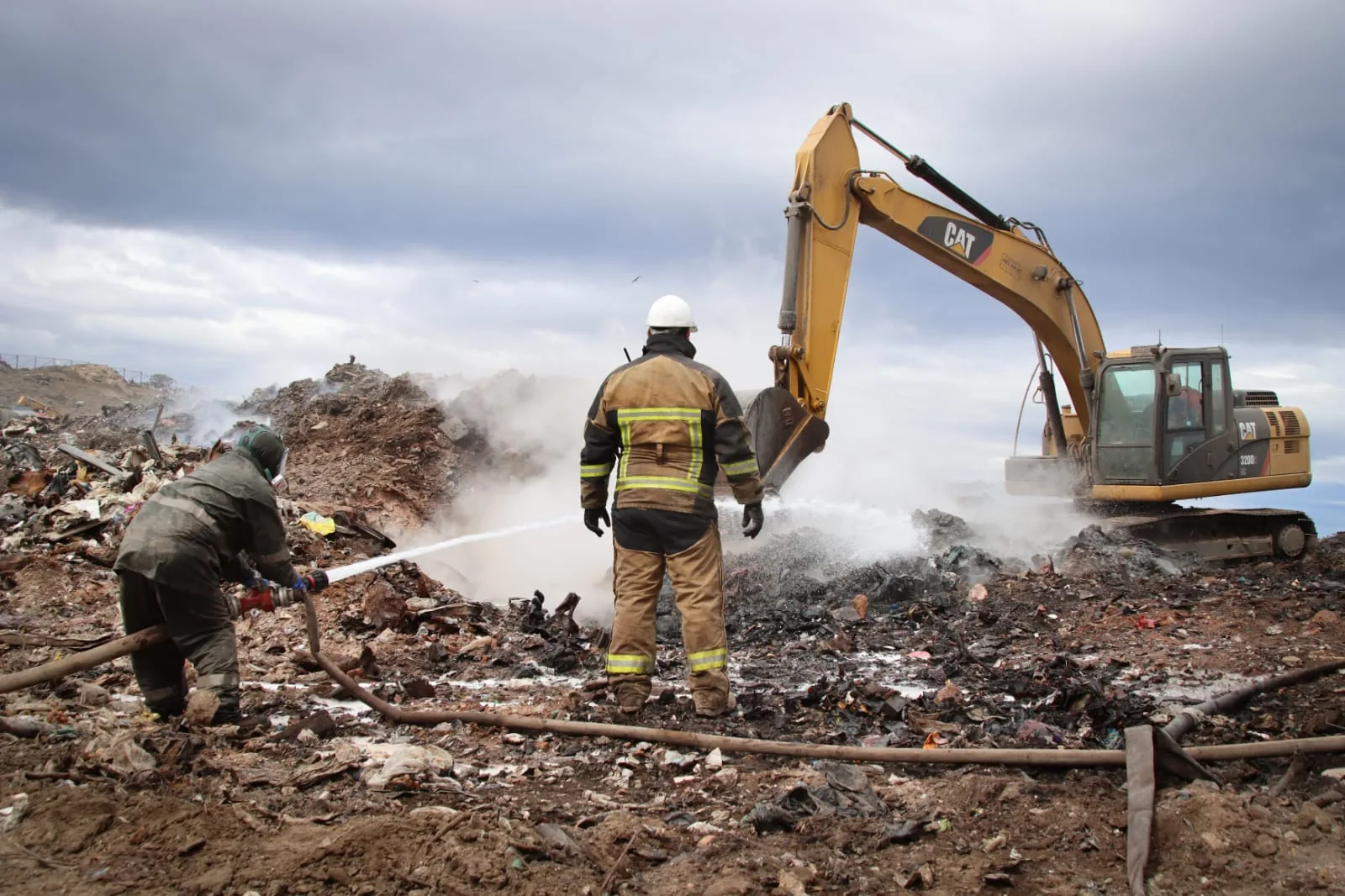 Continúan los trabajos de extinción del fuego en vertedero de Natales pero siguen focos activos