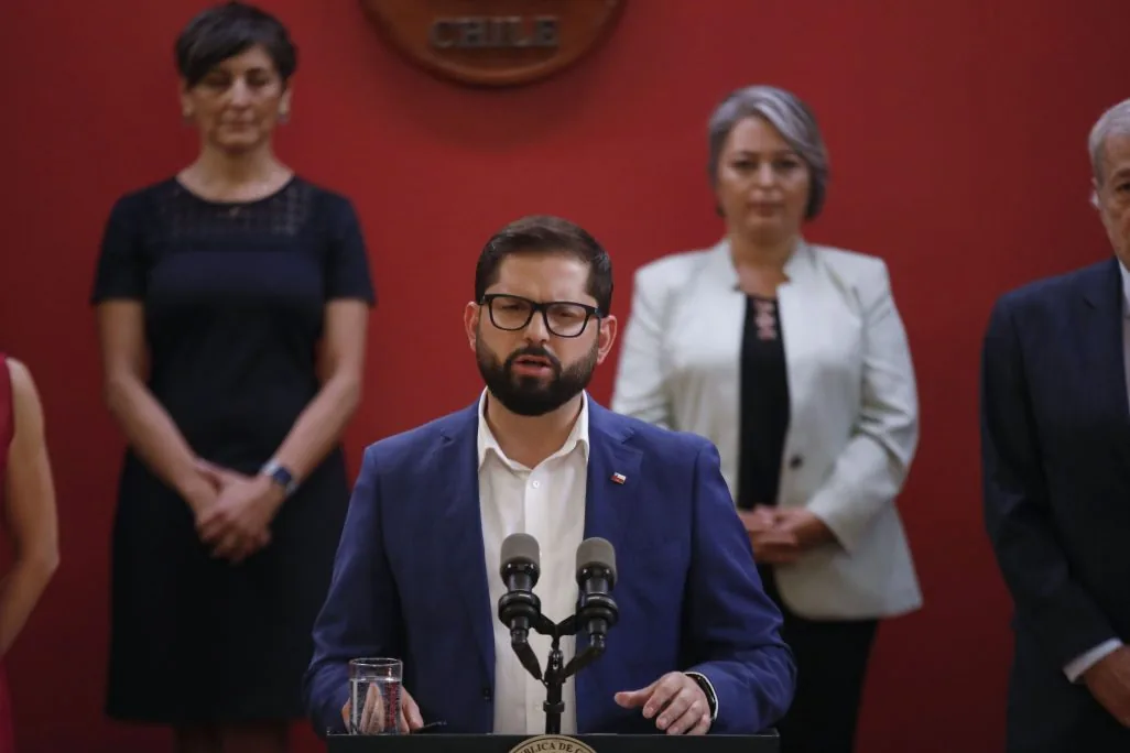 Presidente Boric realiza cambio de gabinete: Remueve a cinco ministros y cambia 15 subsecretarías