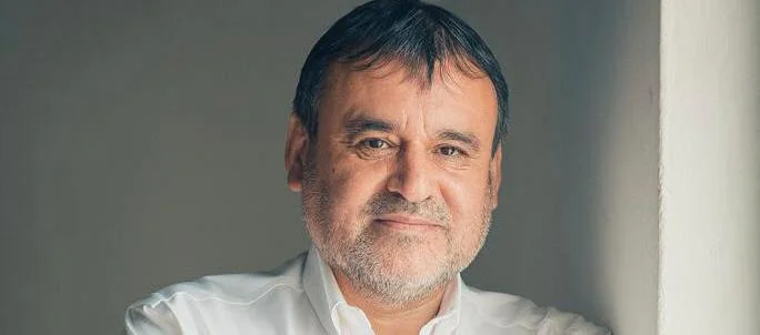 Desde sus vacaciones alcalde Parada trata de "imbecilidades" e "ignorancia" denuncias de concejal Soto