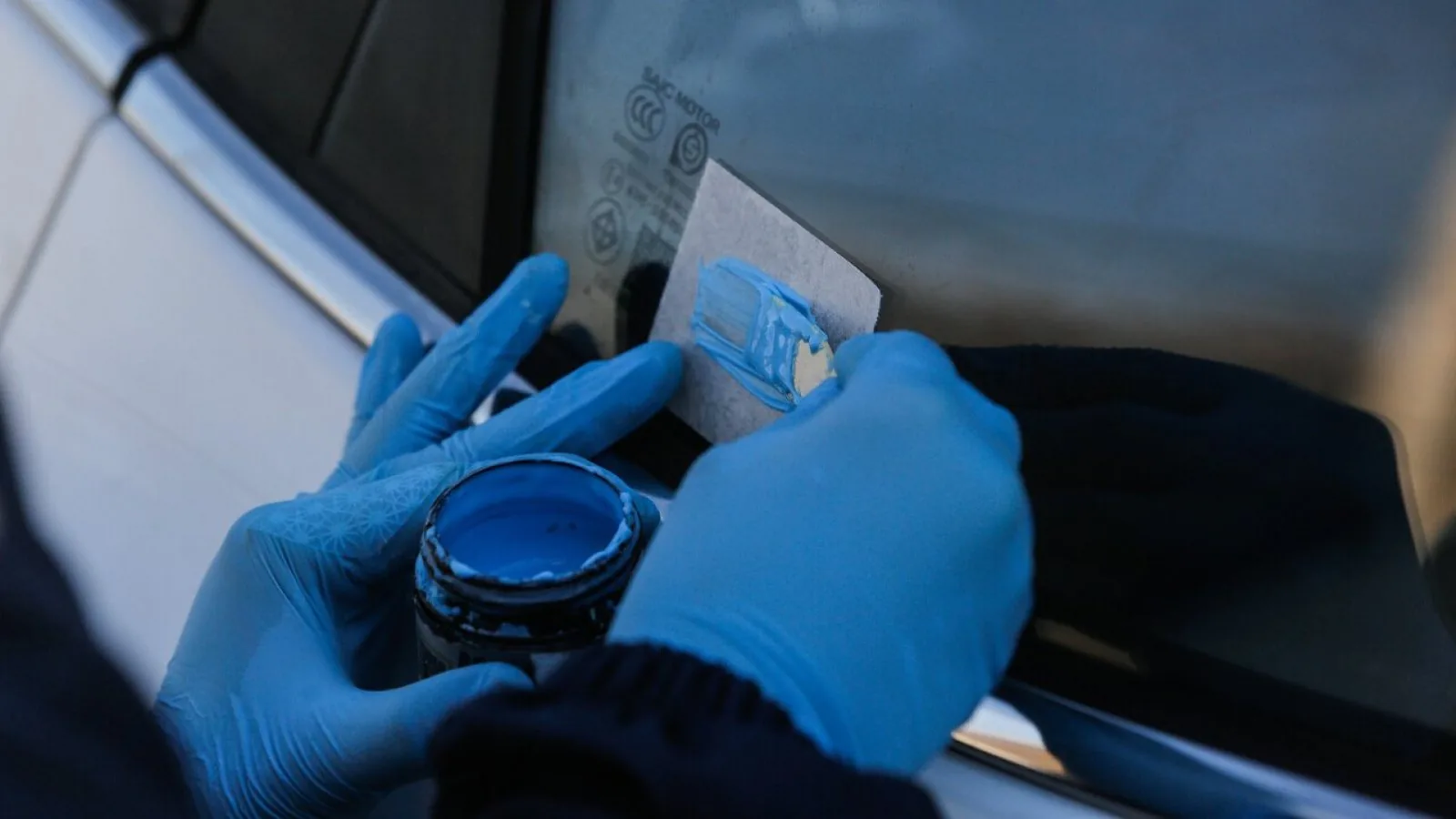 Sepa cómo quedó el reglamento sobre grabado de patentes en vidrios y espejos de vehículos motorizados
