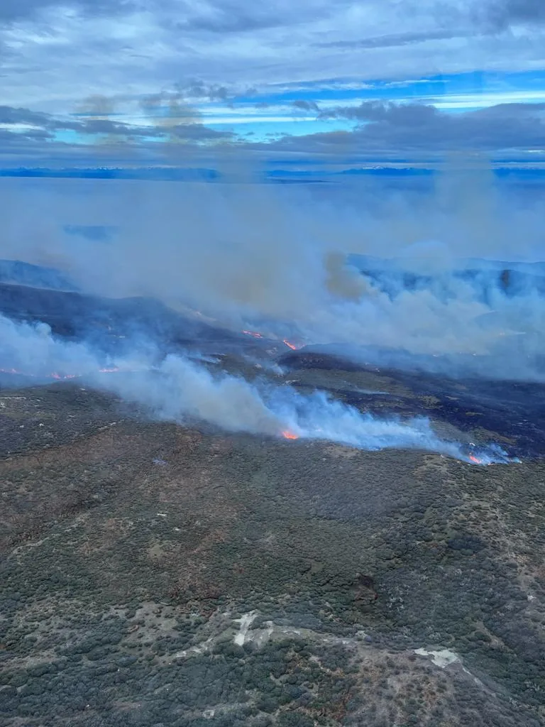 Helicóptero se incorporó a combate de incendio en Tierra del Fuego que ya consumió más de 1200 hectáreas